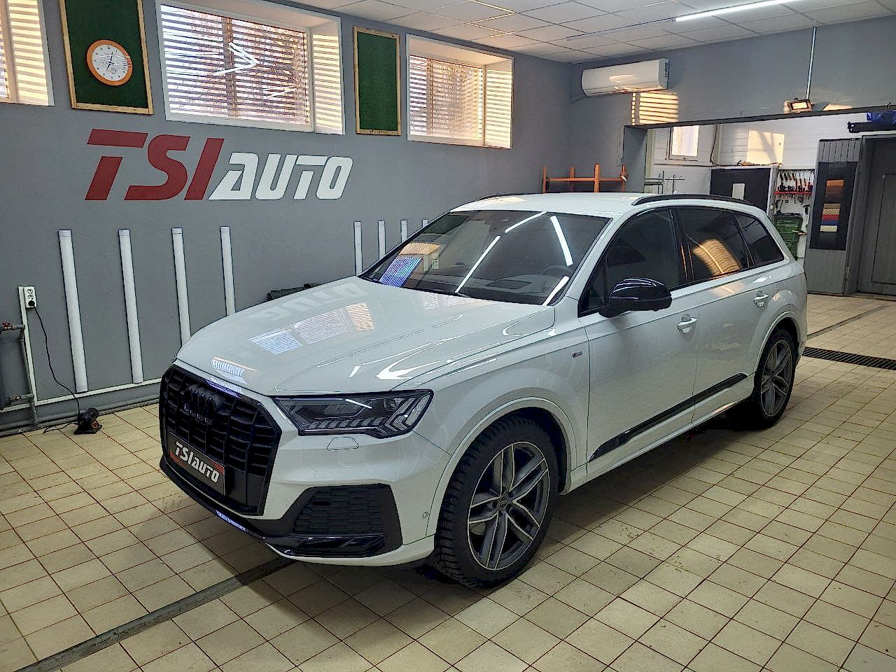 Правильная шумоизоляция Audi Q7 в Алматы Правильная шумоизоляция Audi Q7 в Алматы